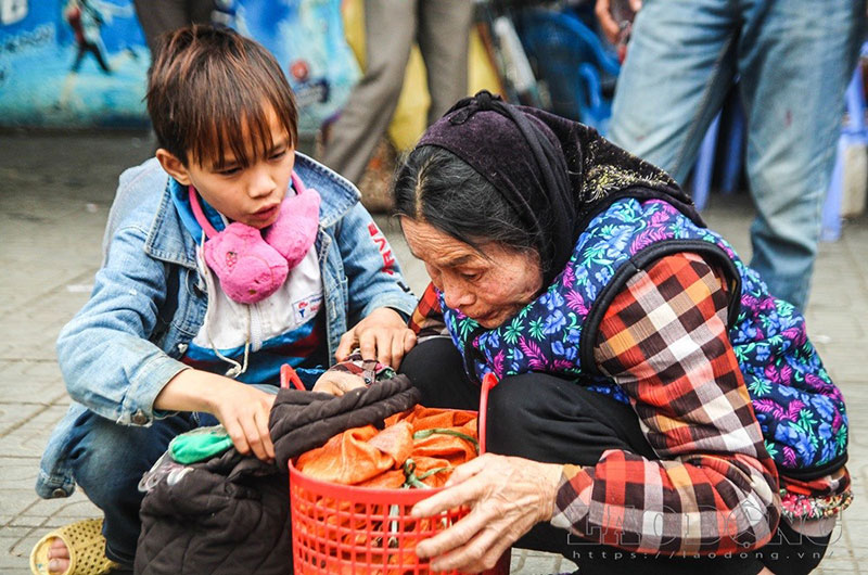 Người dân lỉnh kỉnh đồ, chen nhau lên xe về quê nghỉ Tết